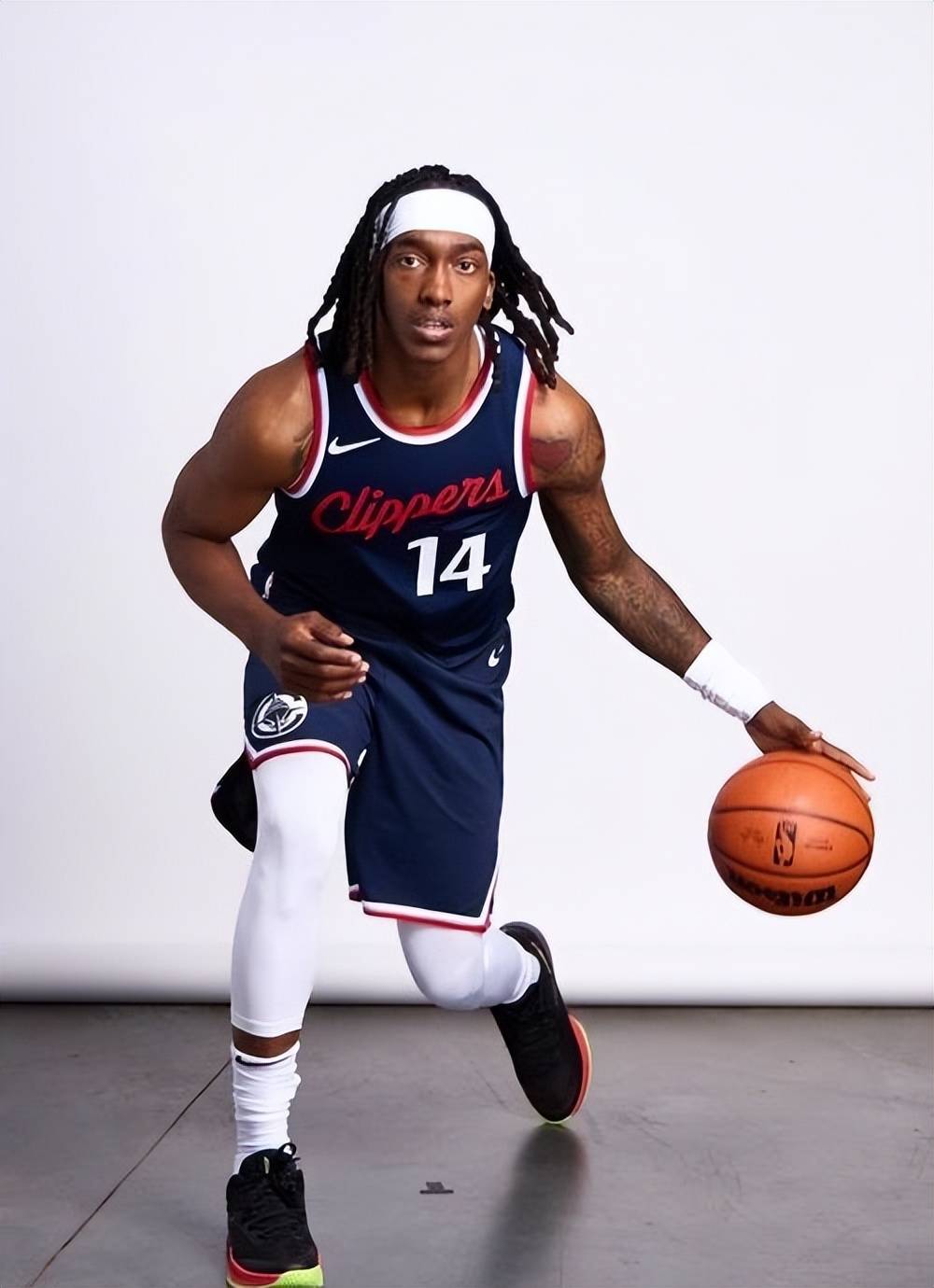 76人险胜湖人，伦纳德惊艳世界