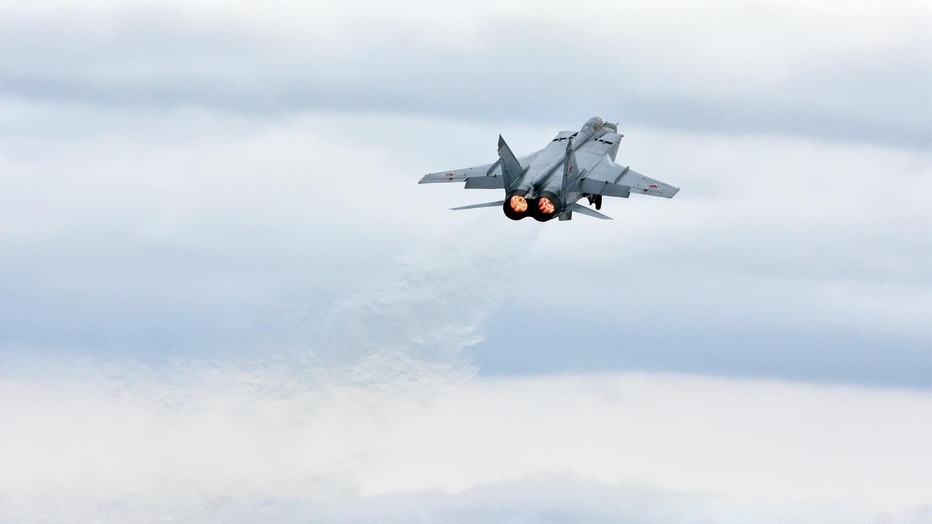 丝绸、咖啡与足球的智慧对话，当哥伦比亚的封锁遇见德布劳内的关键传球